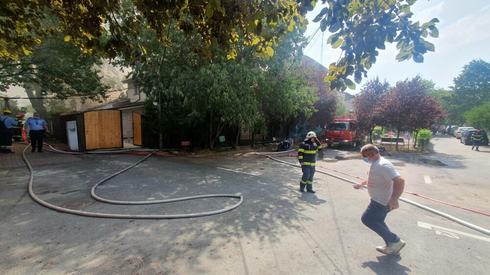 Panică în Sectorul 3. Un incendiu care a mistuit mai multe case a izbucnit în cartierul Muncii: 6 persoane au fost rănite - Imaginea 3
