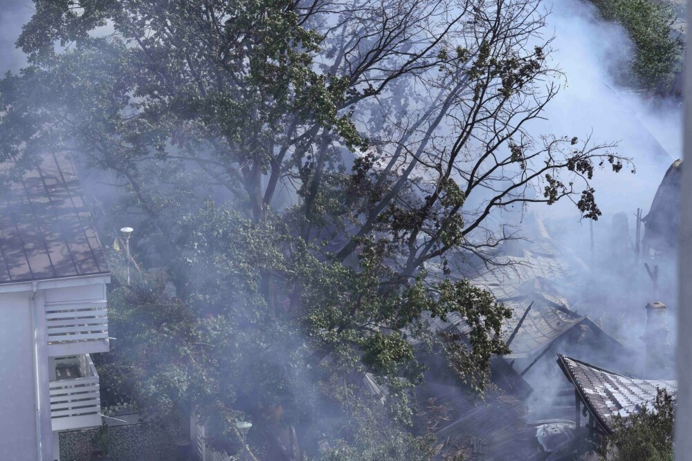 Panică în Sectorul 3. Un incendiu care a mistuit mai multe case a izbucnit în cartierul Muncii: 6 persoane au fost rănite - Imaginea 7
