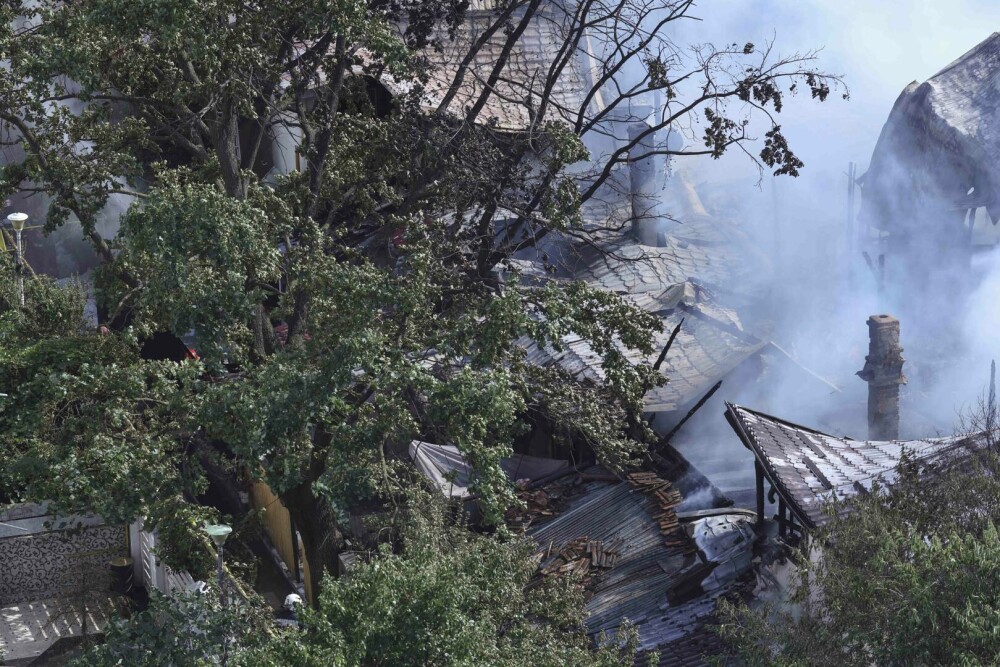 Panică în Sectorul 3. Un incendiu care a mistuit mai multe case a izbucnit în cartierul Muncii: 6 persoane au fost rănite - Imaginea 8