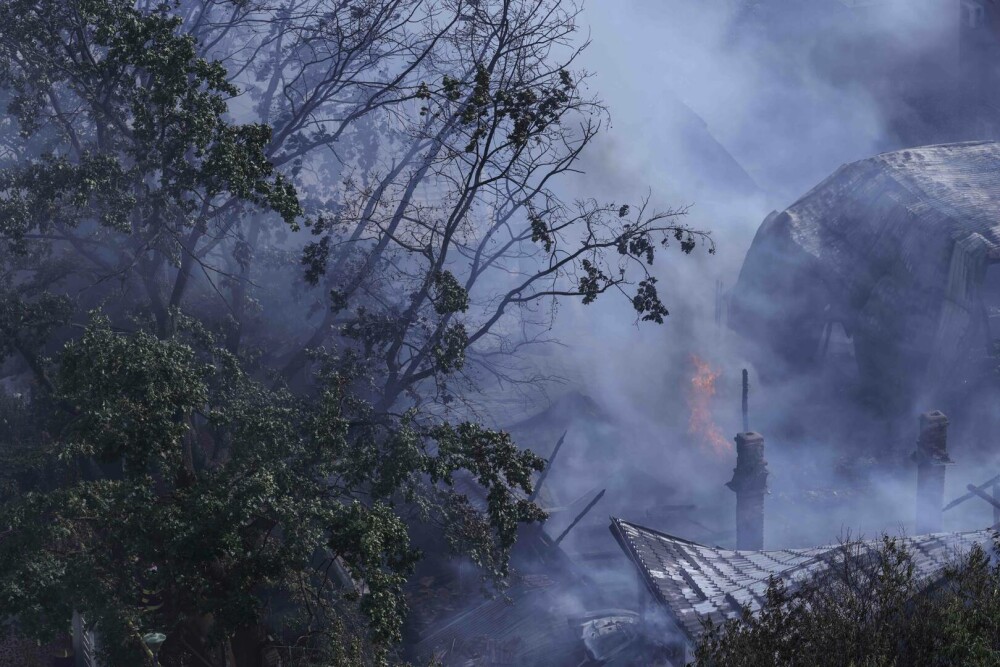 Panică în Sectorul 3. Un incendiu care a mistuit mai multe case a izbucnit în cartierul Muncii: 6 persoane au fost rănite - Imaginea 10
