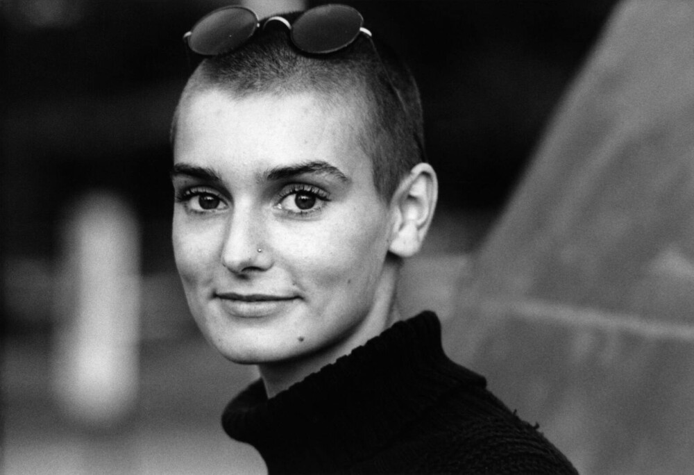 O lume întreagă și-a luat rămas bun de la Sinéad O'Connor. Oamenii au aplaudat și au aruncat flori peste dricul cântăreței - Imaginea 1