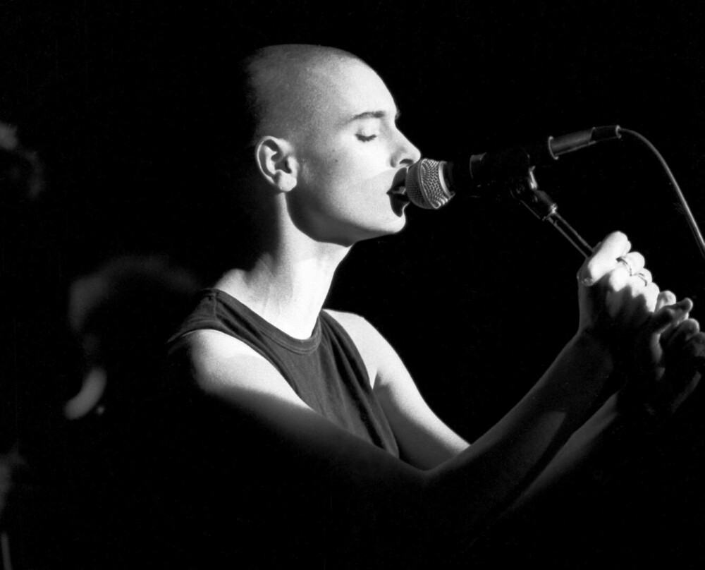 Imagini de colecție cu Sinead O'Connor. Detalii mai puțin știute despre viața artistei. 6 scandaluri care i-au marcat cariera - Imaginea 79