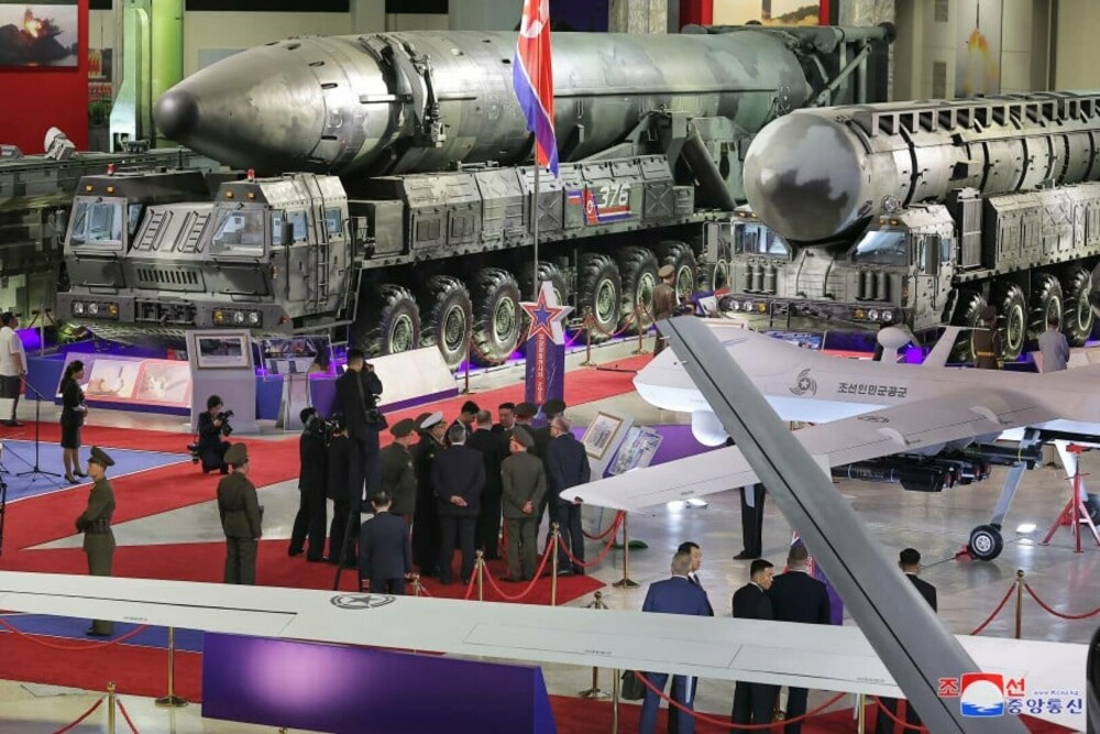 Kim Jong Un s-a lăudat în fața ministrului Apărării Rusiei cu o expoziție de armament. Ce s-a descoperit, ulterior, în poze - Imaginea 2