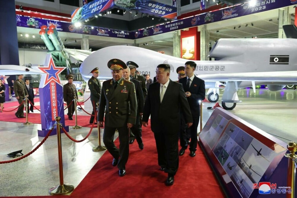 Kim Jong Un s-a lăudat în fața ministrului Apărării Rusiei cu o expoziție de armament. Ce s-a descoperit, ulterior, în poze - Imaginea 3