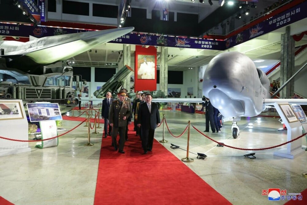 Kim Jong Un s-a lăudat în fața ministrului Apărării Rusiei cu o expoziție de armament. Ce s-a descoperit, ulterior, în poze - Imaginea 4