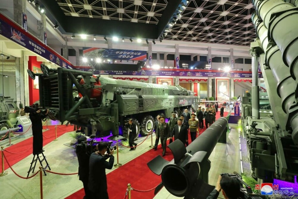 Kim Jong Un s-a lăudat în fața ministrului Apărării Rusiei cu o expoziție de armament. Ce s-a descoperit, ulterior, în poze - Imaginea 5
