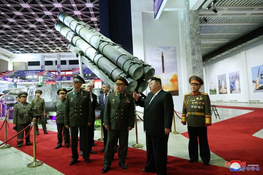 Kim Jong Un s-a lăudat în fața ministrului Apărării Rusiei cu o expoziție de armament. Ce s-a descoperit, ulterior, în poze - Imaginea 6