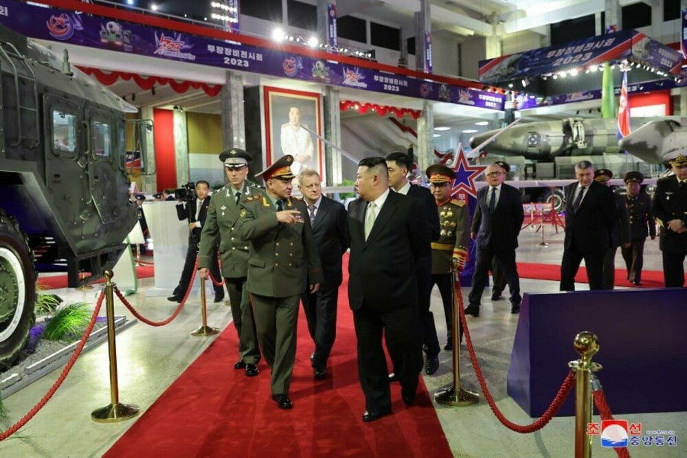 Kim Jong Un s-a lăudat în fața ministrului Apărării Rusiei cu o expoziție de armament. Ce s-a descoperit, ulterior, în poze - Imaginea 7