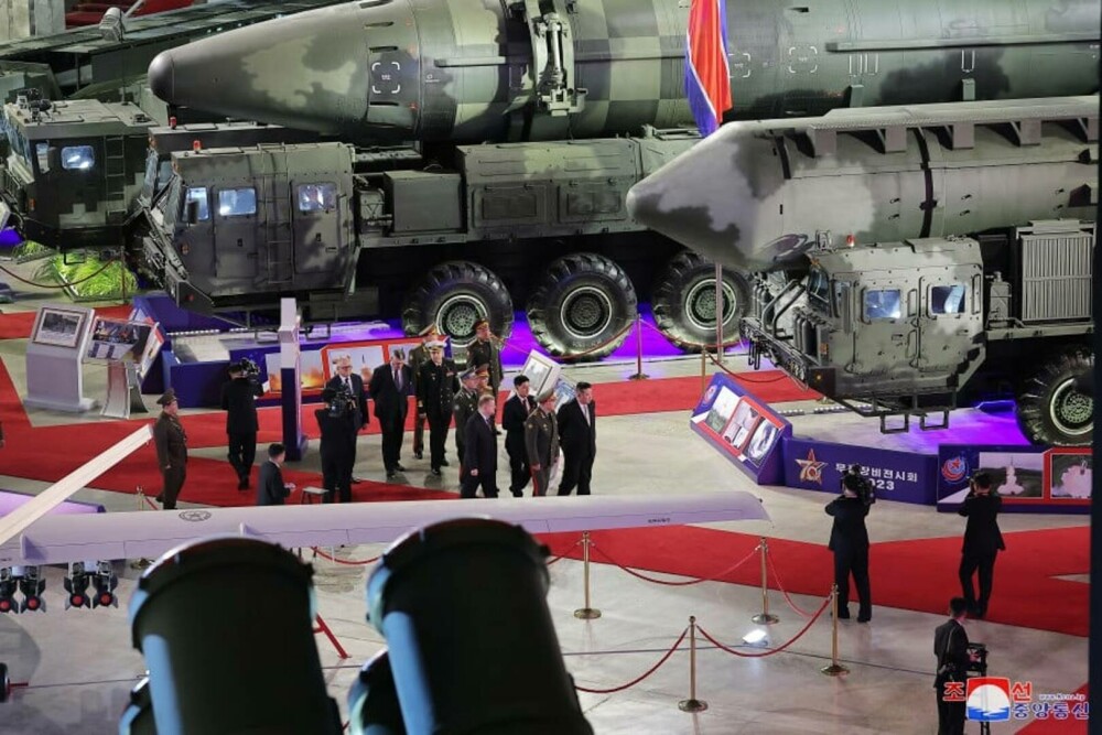 Kim Jong Un s-a lăudat în fața ministrului Apărării Rusiei cu o expoziție de armament. Ce s-a descoperit, ulterior, în poze - Imaginea 9