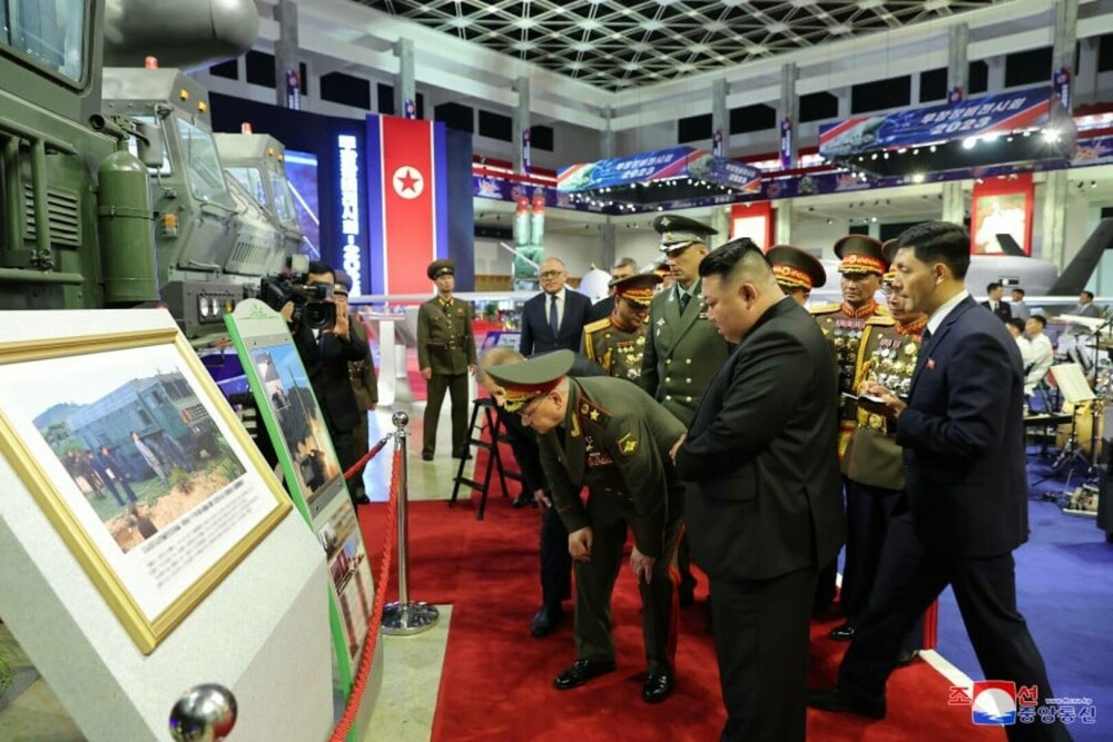 Kim Jong Un s-a lăudat în fața ministrului Apărării Rusiei cu o expoziție de armament. Ce s-a descoperit, ulterior, în poze - Imaginea 10