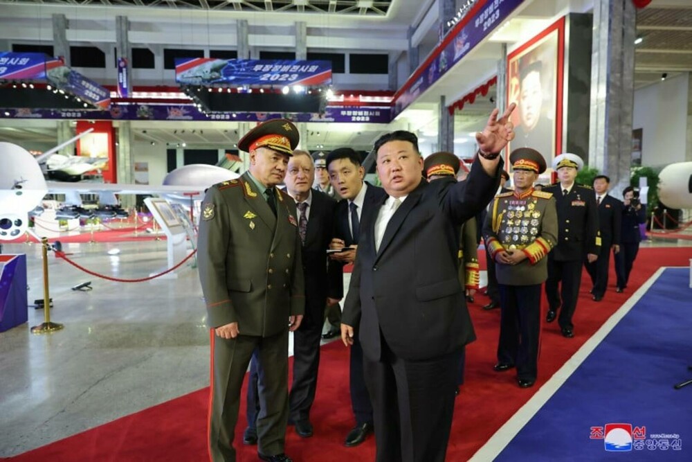 Kim Jong Un s-a lăudat în fața ministrului Apărării Rusiei cu o expoziție de armament. Ce s-a descoperit, ulterior, în poze - Imaginea 11