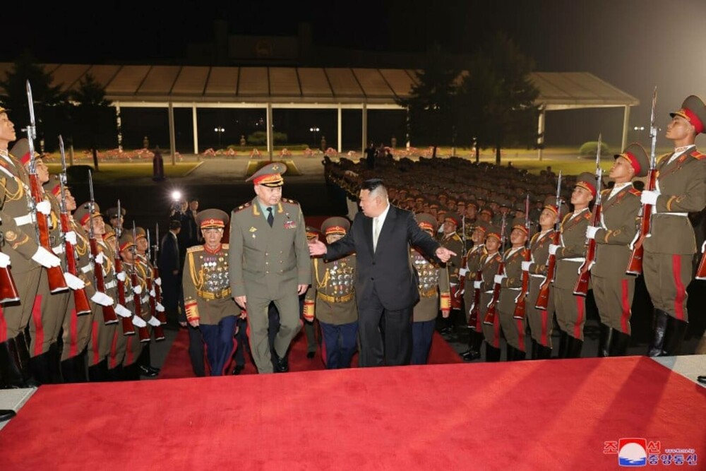 Kim Jong Un s-a lăudat în fața ministrului Apărării Rusiei cu o expoziție de armament. Ce s-a descoperit, ulterior, în poze - Imaginea 12