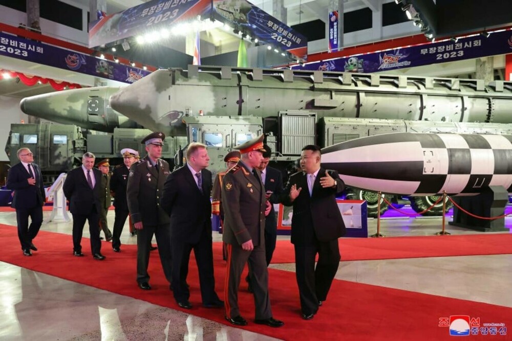 Kim Jong Un s-a lăudat în fața ministrului Apărării Rusiei cu o expoziție de armament. Ce s-a descoperit, ulterior, în poze - Imaginea 13