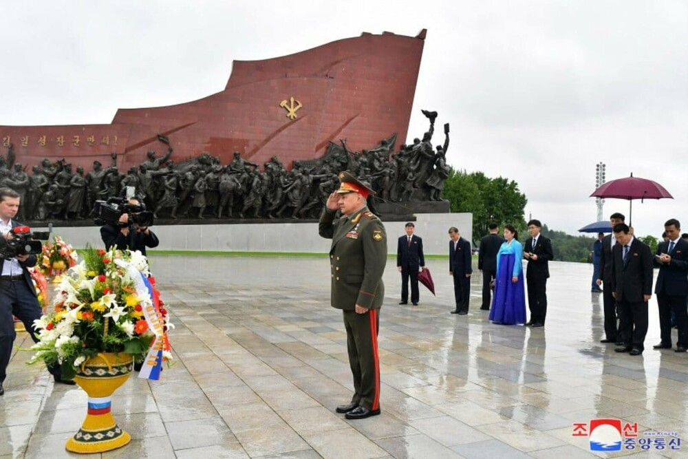 Kim Jong Un s-a lăudat în fața ministrului Apărării Rusiei cu o expoziție de armament. Ce s-a descoperit, ulterior, în poze - Imaginea 14