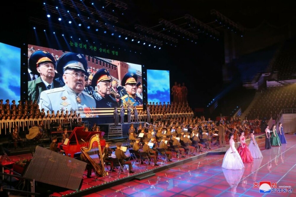 Kim Jong Un s-a lăudat în fața ministrului Apărării Rusiei cu o expoziție de armament. Ce s-a descoperit, ulterior, în poze - Imaginea 15