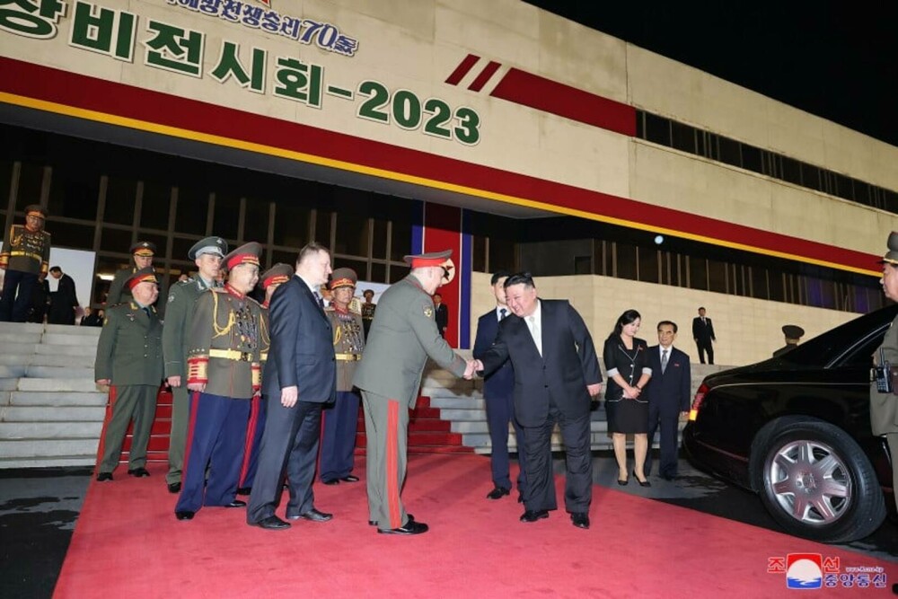 Kim Jong Un s-a lăudat în fața ministrului Apărării Rusiei cu o expoziție de armament. Ce s-a descoperit, ulterior, în poze - Imaginea 16