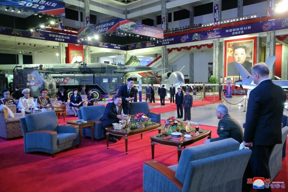 Kim Jong Un s-a lăudat în fața ministrului Apărării Rusiei cu o expoziție de armament. Ce s-a descoperit, ulterior, în poze - Imaginea 17