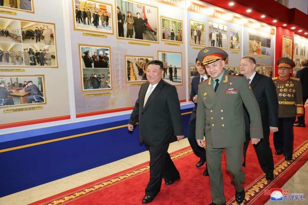 Kim Jong Un s-a lăudat în fața ministrului Apărării Rusiei cu o expoziție de armament. Ce s-a descoperit, ulterior, în poze - Imaginea 18