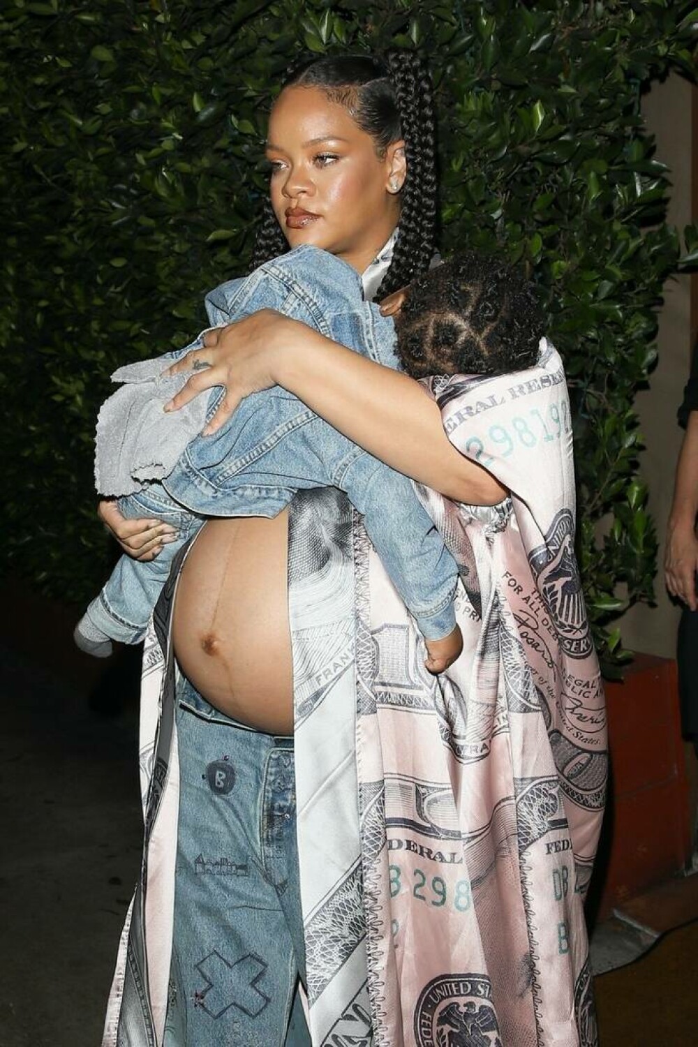 Rihanna și A$AP Rocky, apariție extravagantă. Cum au fost surprinși în SUA alături de cei doi copii | GALERIE FOTO - Imaginea 9