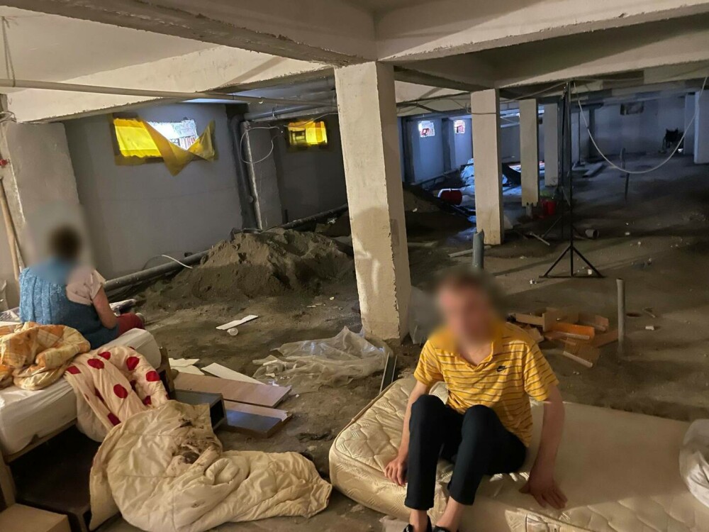 Imagini șocante dintr-un nou „azil al groazei”. 7 persoane, ținute în condiții insalubre în subsolul unui centru din Mureș - Imaginea 2
