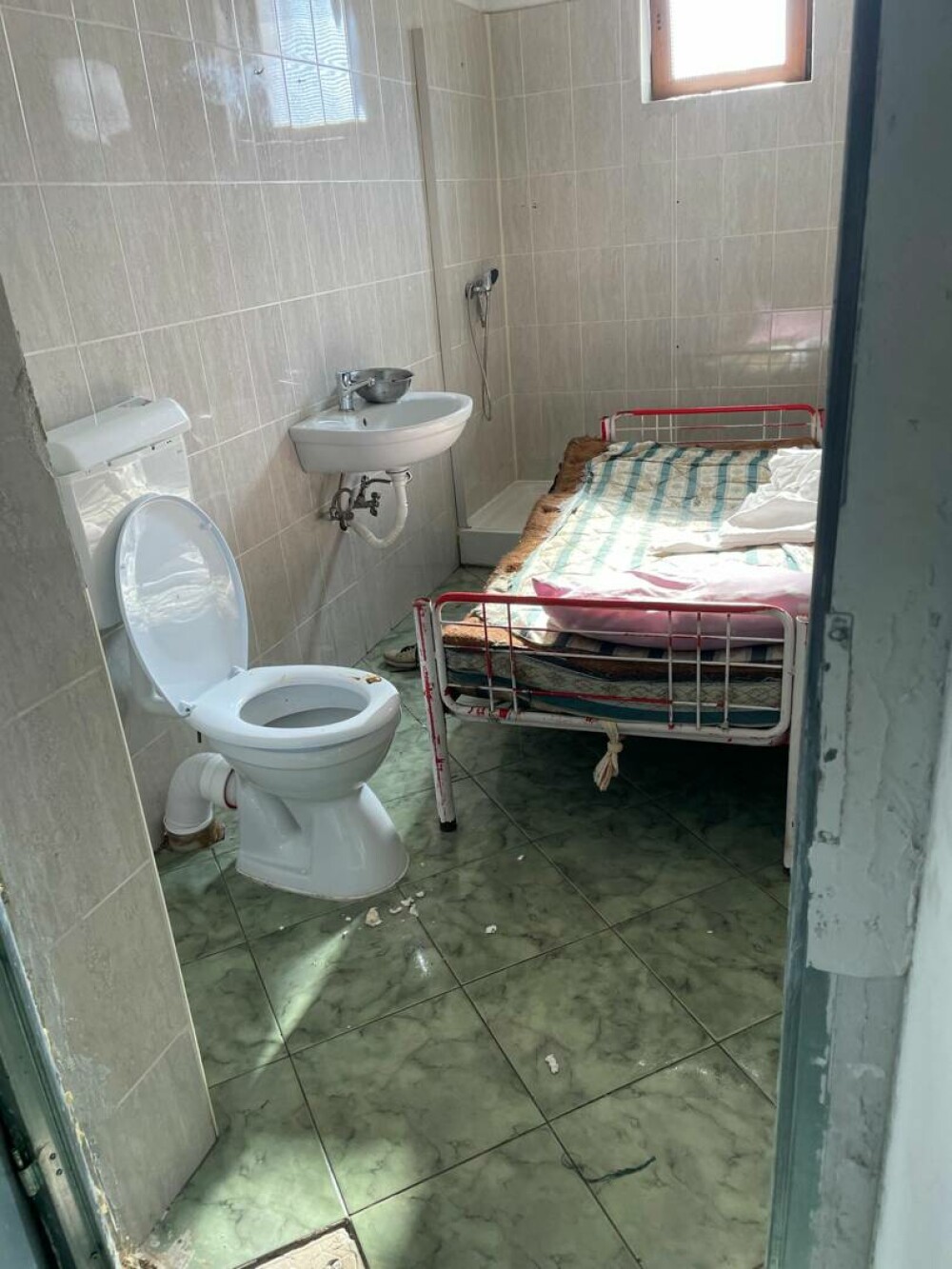 Imagini șocante dintr-un nou „azil al groazei”. 7 persoane, ținute în condiții insalubre în subsolul unui centru din Mureș - Imaginea 4