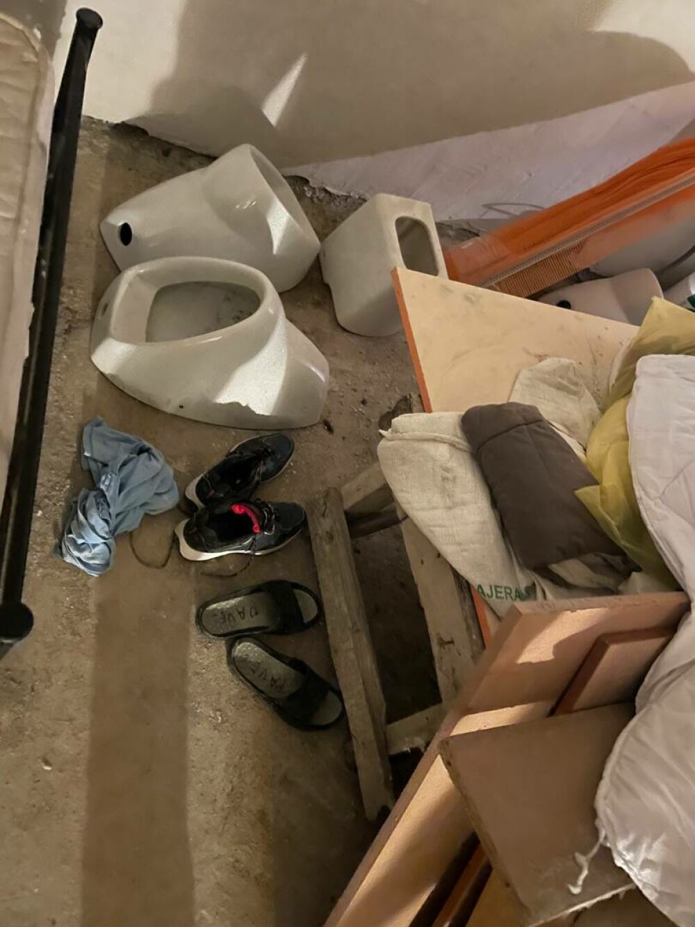 Imagini șocante dintr-un nou „azil al groazei”. 7 persoane, ținute în condiții insalubre în subsolul unui centru din Mureș - Imaginea 6