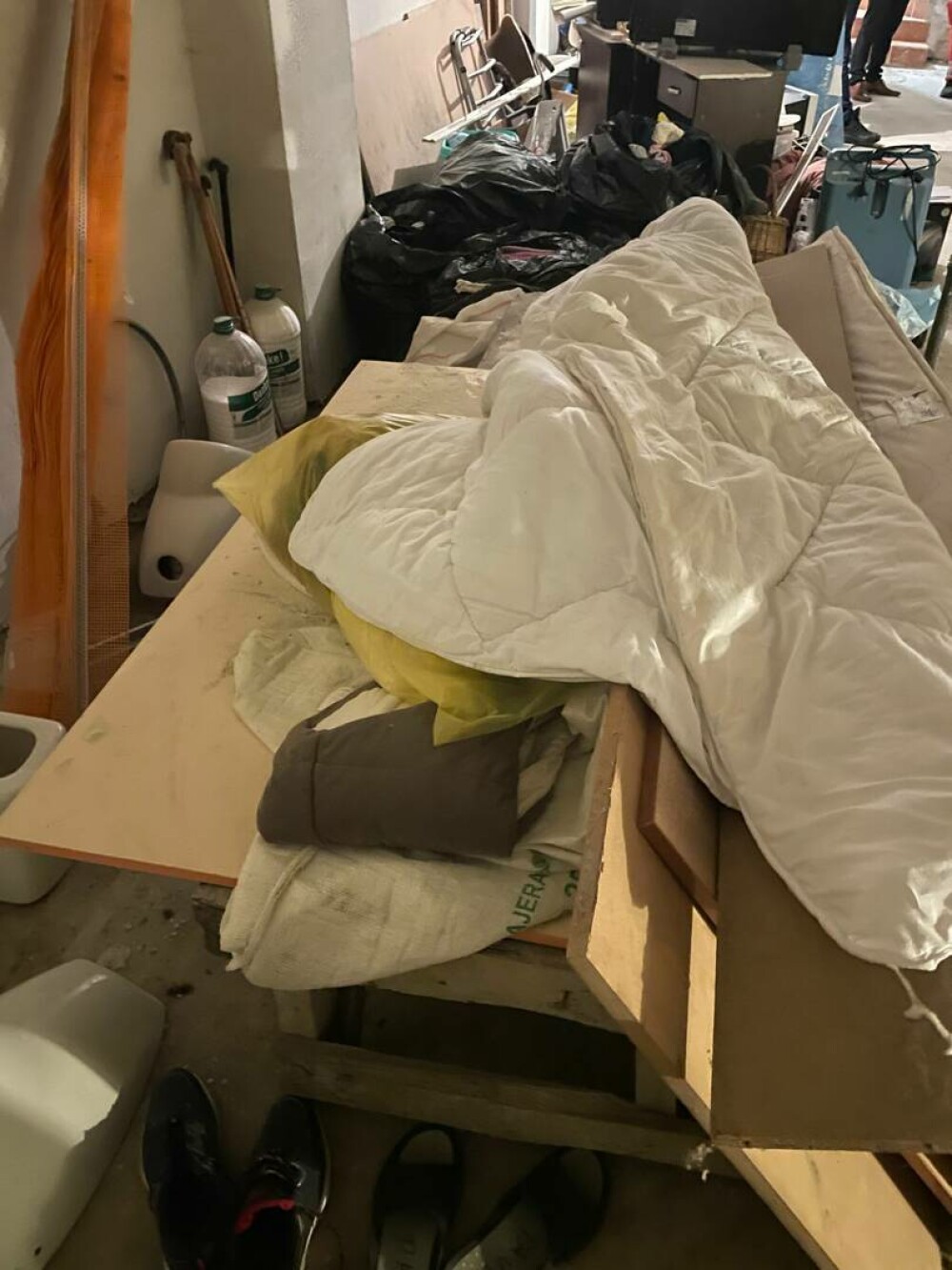 Imagini șocante dintr-un nou „azil al groazei”. 7 persoane, ținute în condiții insalubre în subsolul unui centru din Mureș - Imaginea 7