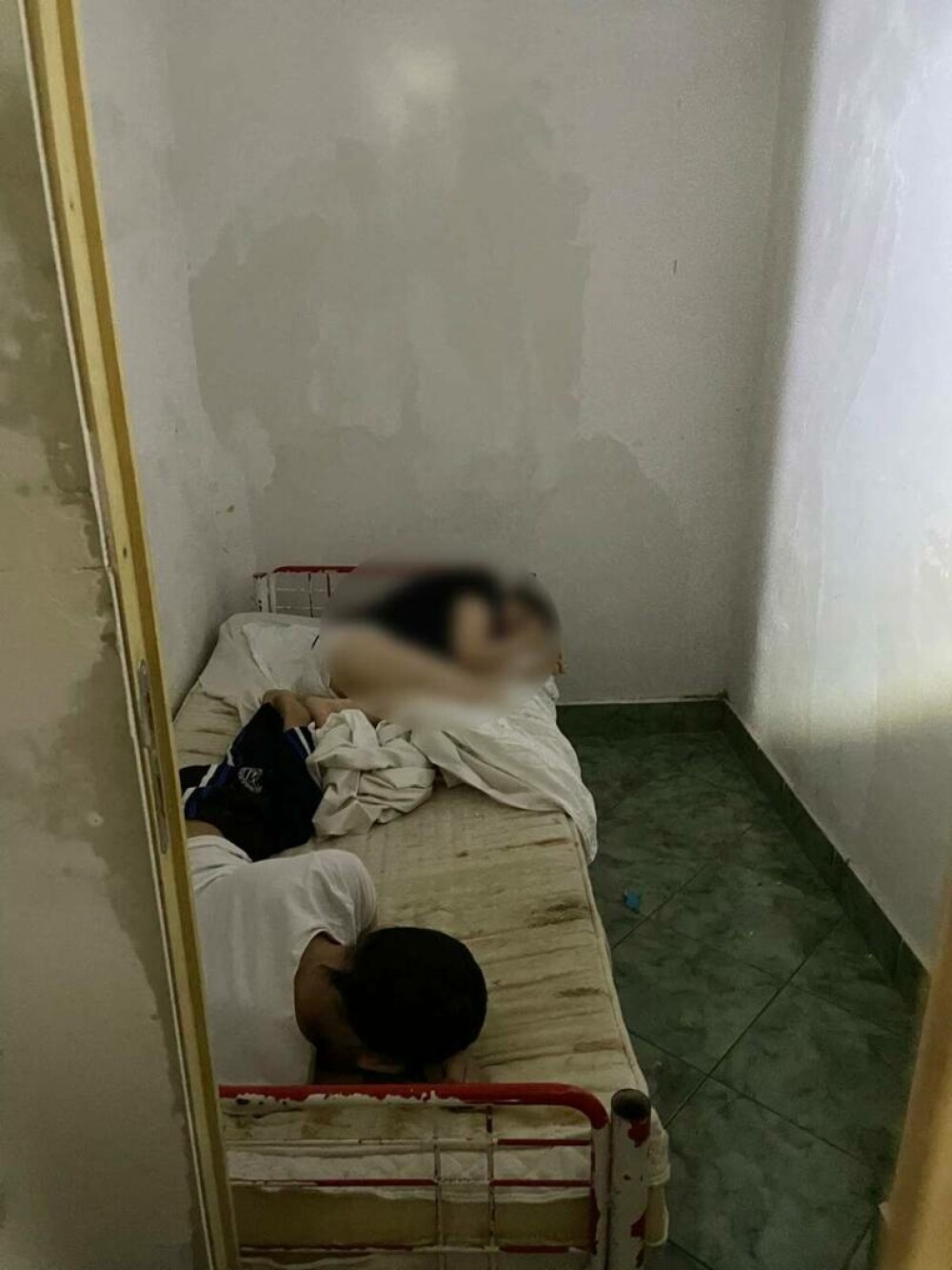 Imagini șocante dintr-un nou „azil al groazei”. 7 persoane, ținute în condiții insalubre în subsolul unui centru din Mureș - Imaginea 10
