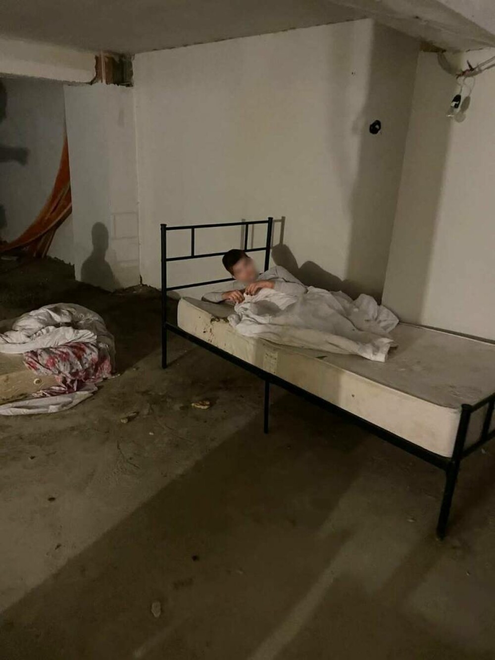 Imagini șocante dintr-un nou „azil al groazei”. 7 persoane, ținute în condiții insalubre în subsolul unui centru din Mureș - Imaginea 12