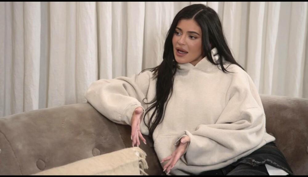 Kylie Jenner recunoaște, după mai mulți ani de negare, că și-a pus implanturi mamare, dar acum spune că regretă - Imaginea 11