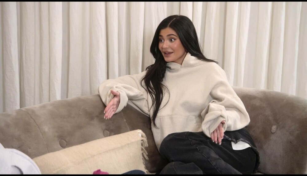 Kylie Jenner recunoaște, după mai mulți ani de negare, că și-a pus implanturi mamare, dar acum spune că regretă - Imaginea 12