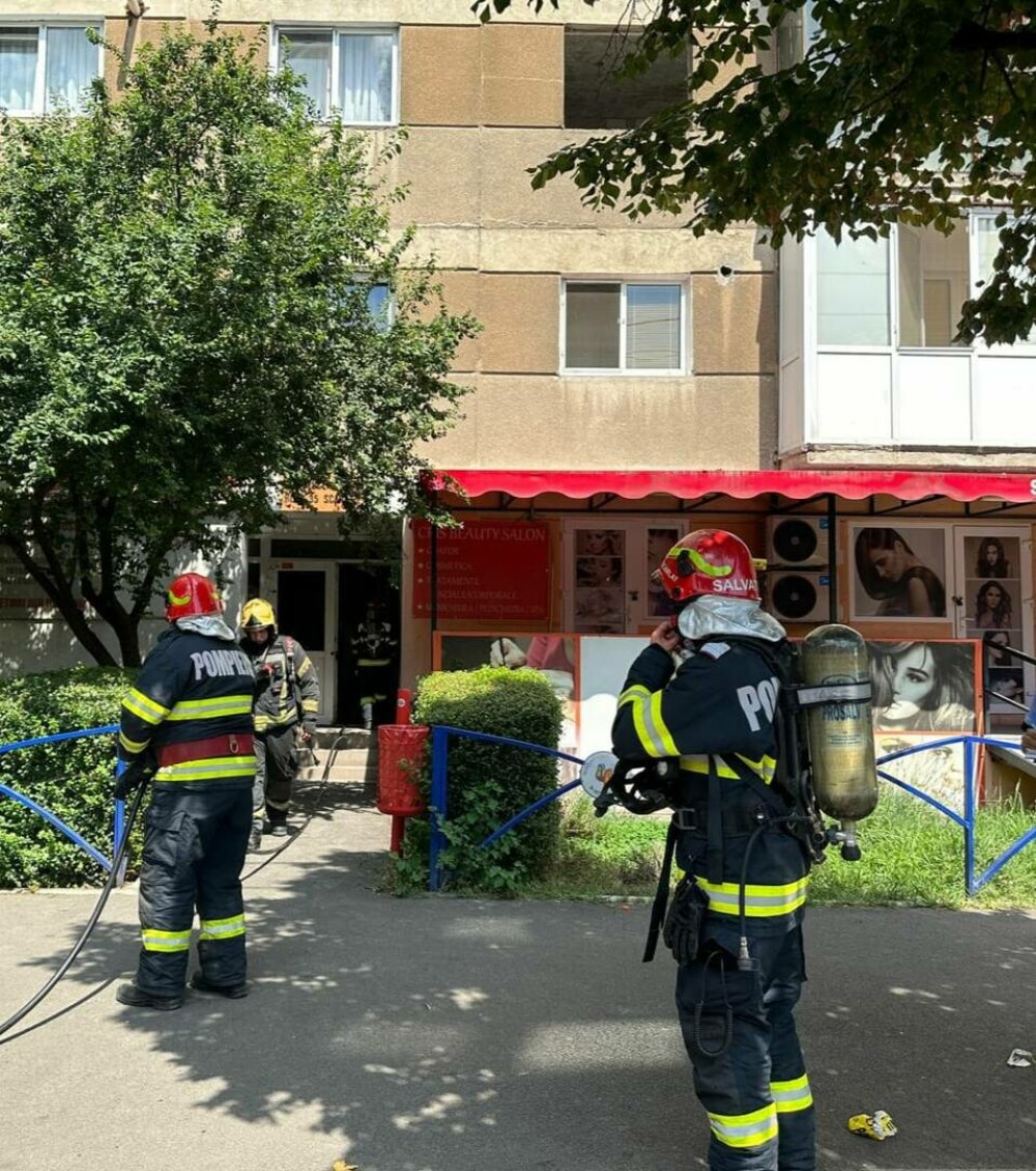 Explozie devastatoare la un apartament din Berceni. Echipajele de intervenție acționează pentru salvarea locatarilor - Imaginea 1