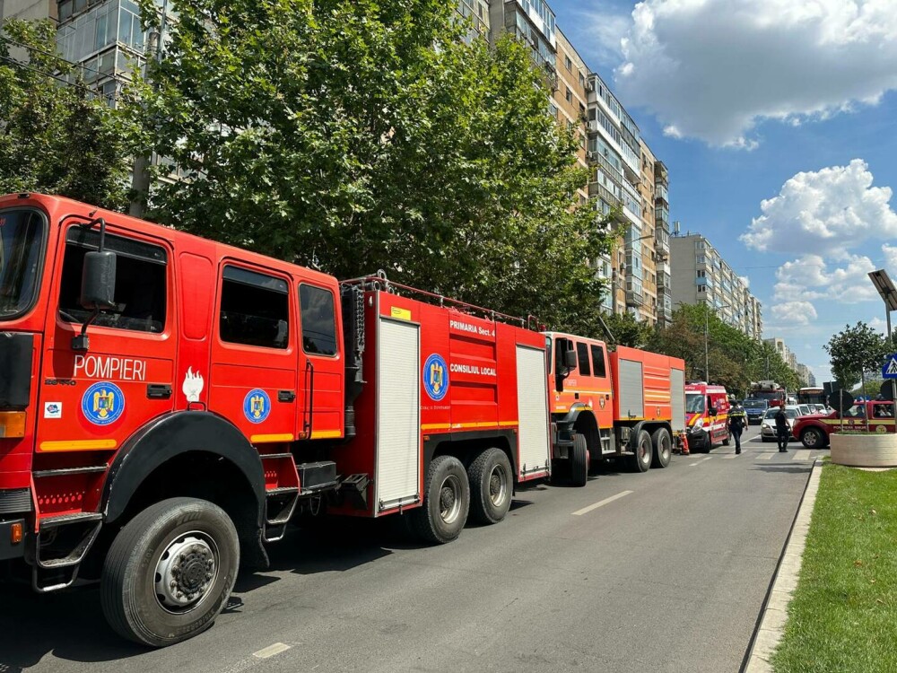 Explozie devastatoare la un apartament din Berceni. Echipajele de intervenție acționează pentru salvarea locatarilor - Imaginea 2