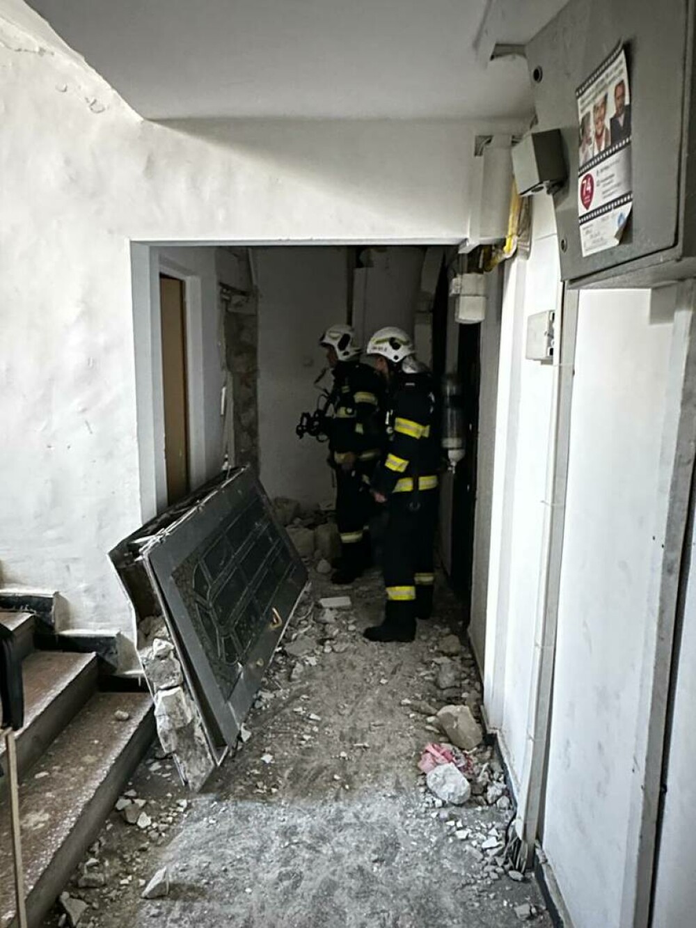Explozie devastatoare la un apartament din Berceni. Echipajele de intervenție acționează pentru salvarea locatarilor - Imaginea 3