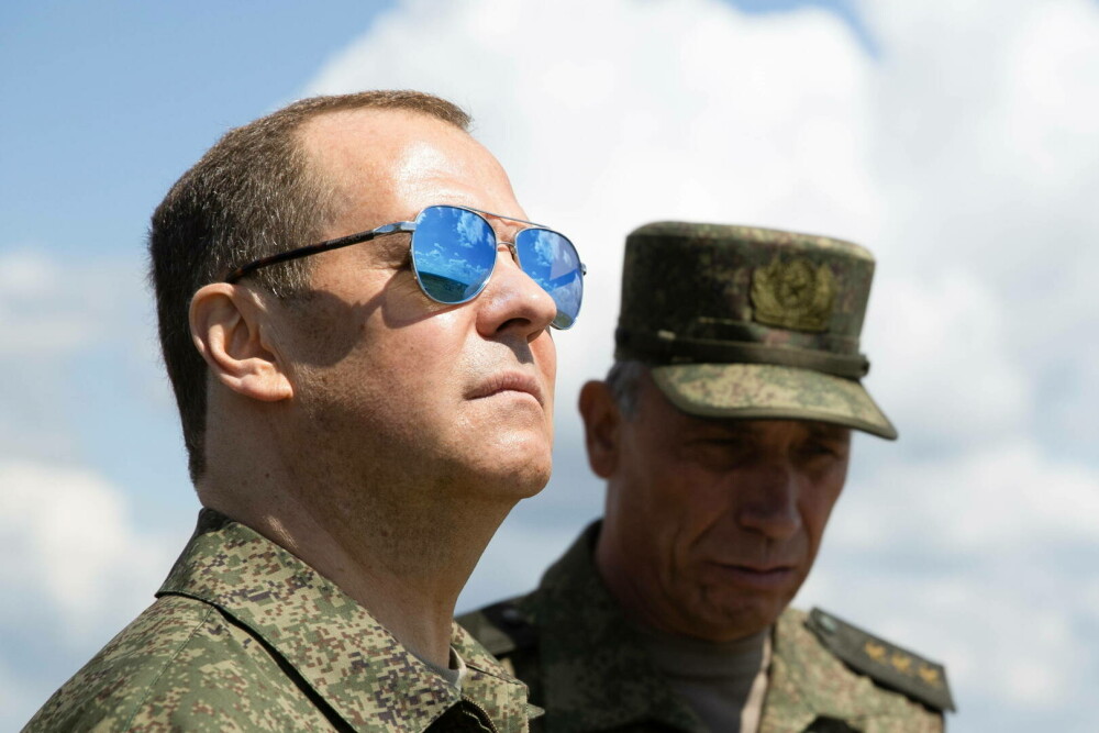 Cine este Dmitri Medvedev, omul care l-a făcut pe Donald Trump să trimită două submarine nucleare în apropierea Rusiei - Imaginea 4