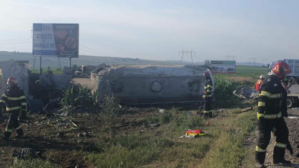 Accident grav în Suceava. Cinci morți într-o mașină care s-a făcut bucăți după ce a lovit o cisternă | FOTO - Imaginea 1