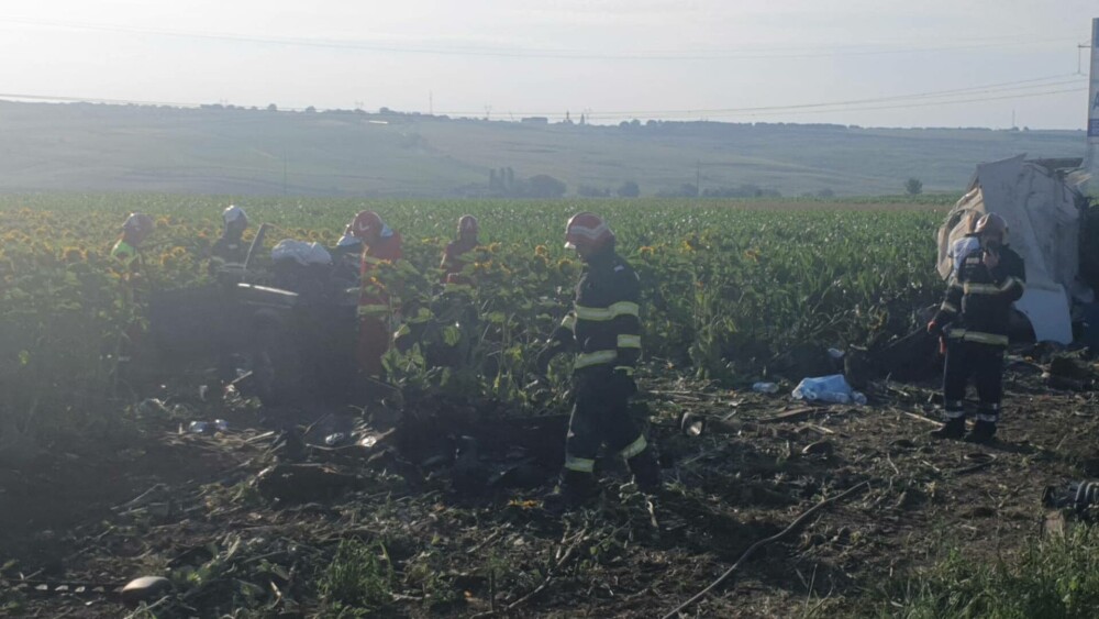 Accident grav în Suceava. Cinci morți într-o mașină care s-a făcut bucăți după ce a lovit o cisternă | FOTO - Imaginea 5