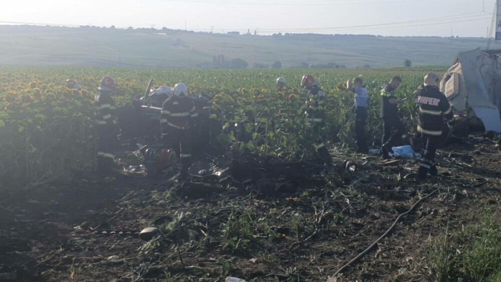 Accident grav în Suceava. Cinci morți într-o mașină care s-a făcut bucăți după ce a lovit o cisternă | FOTO - Imaginea 7