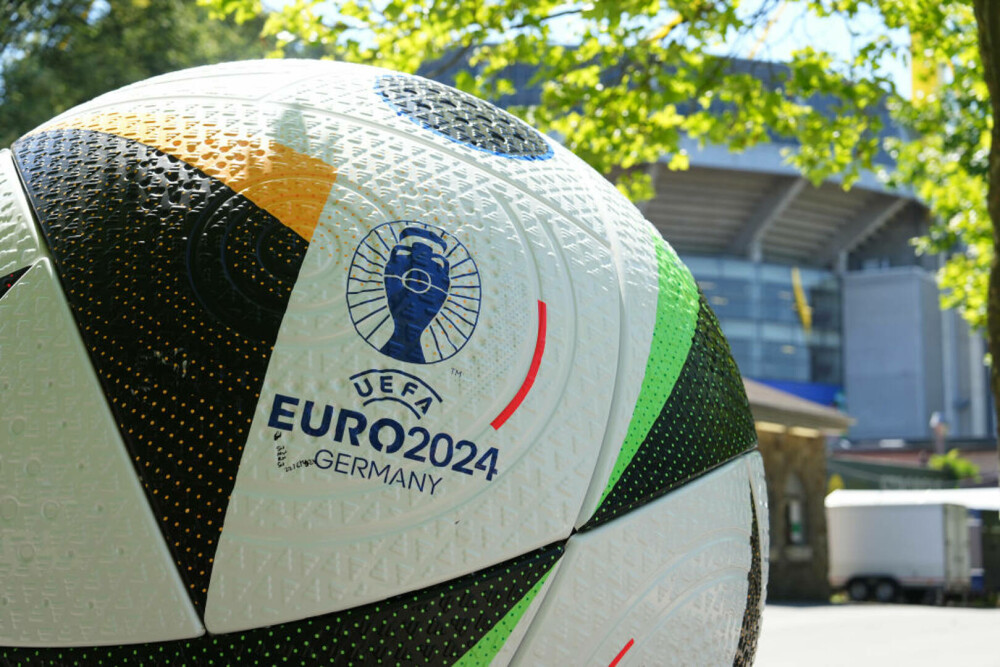 De ce este specială mingea folosită la Euro 2024. Balonul microcipat din Germania a revoluționat fotbalul - Imaginea 1