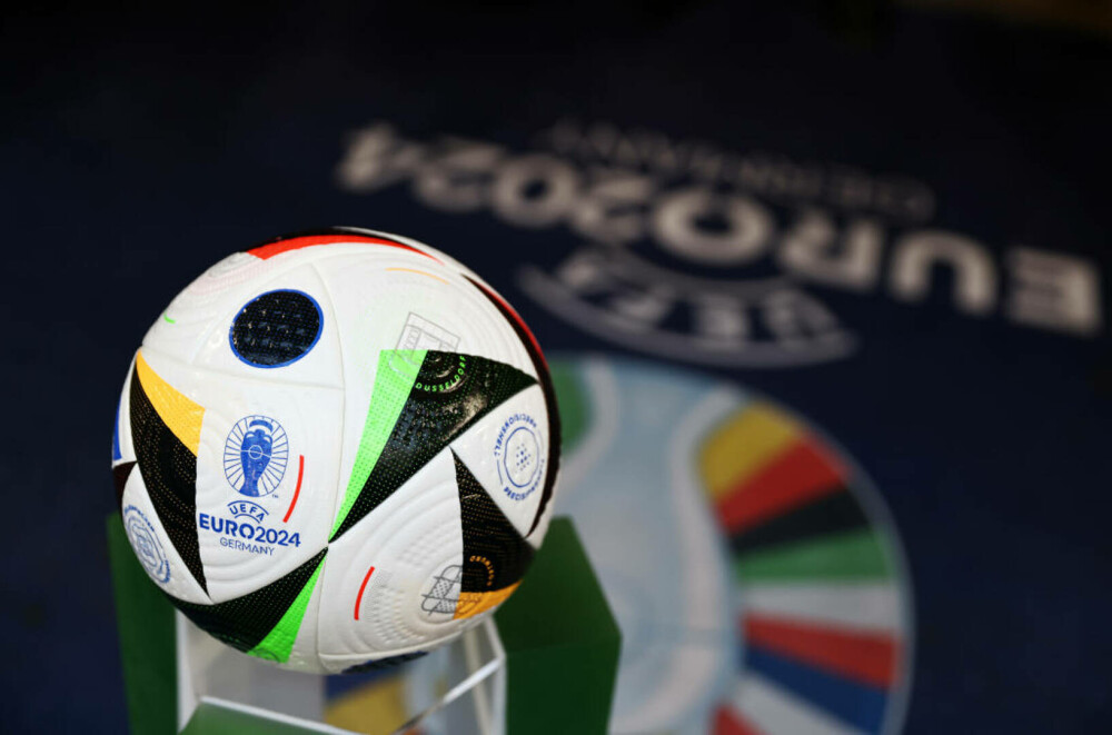 De ce este specială mingea folosită la Euro 2024. Balonul microcipat din Germania a revoluționat fotbalul - Imaginea 2