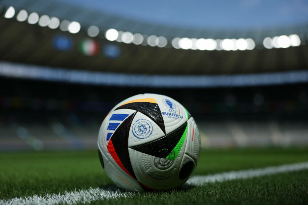 De ce este specială mingea folosită la Euro 2024. Balonul microcipat din Germania a revoluționat fotbalul - Imaginea 5