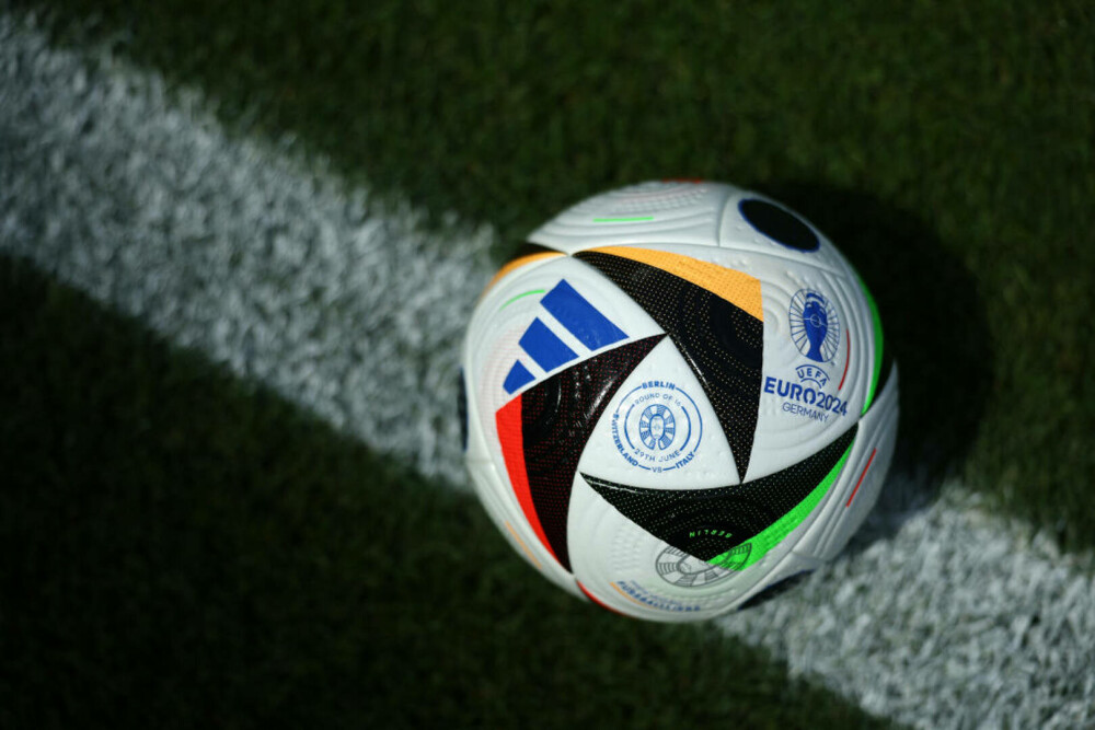 De ce este specială mingea folosită la Euro 2024. Balonul microcipat din Germania a revoluționat fotbalul - Imaginea 6
