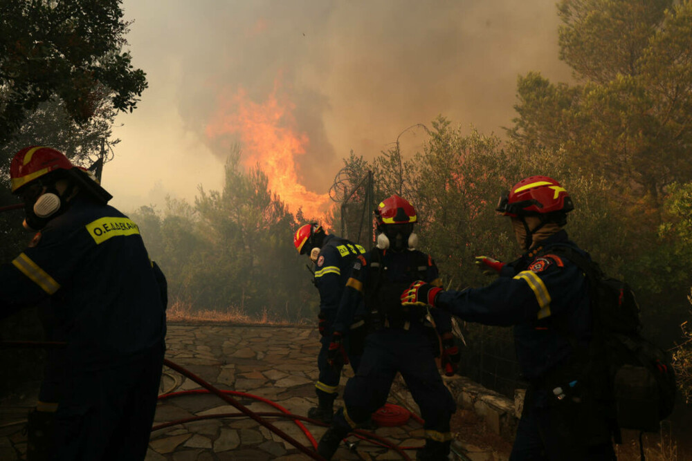 Incendii majore în Grecia. O turistă aflată pe o insulă povestește coșmarul trăit din cauza focului. „E ca un film de război” - Imaginea 8