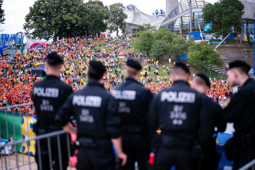Țările de Jos - România, 3-0. În minutul 91 al partidei, peste 25.000 de suporteri au scandat, la unison, „România, România!” - Imaginea 4