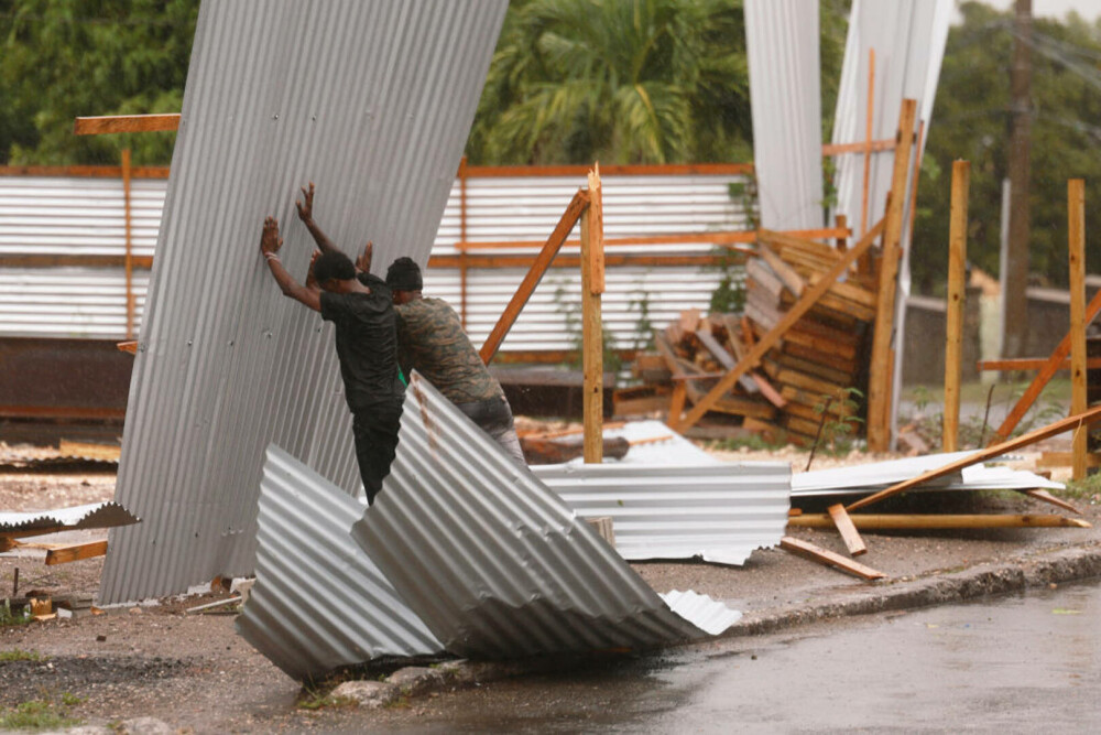 Uraganul Beryl se îndreaptă spre Mexic. Cel puţin şapte morţi în Jamaica, între care o rudă a şefului pentru climă de la ONU - Imaginea 4