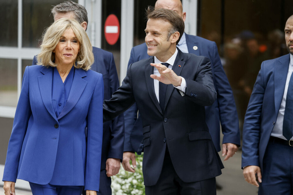 Emmanuel Macron a votat în turul doi al alegerilor legislative franceze, însoţit de Prima Doamnă Brigitte Macron. FOTO - Imaginea 1