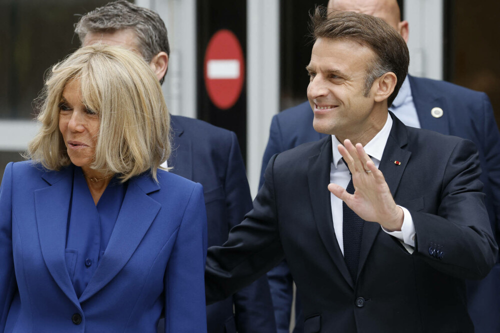 Emmanuel Macron a votat în turul doi al alegerilor legislative franceze, însoţit de Prima Doamnă Brigitte Macron. FOTO - Imaginea 2