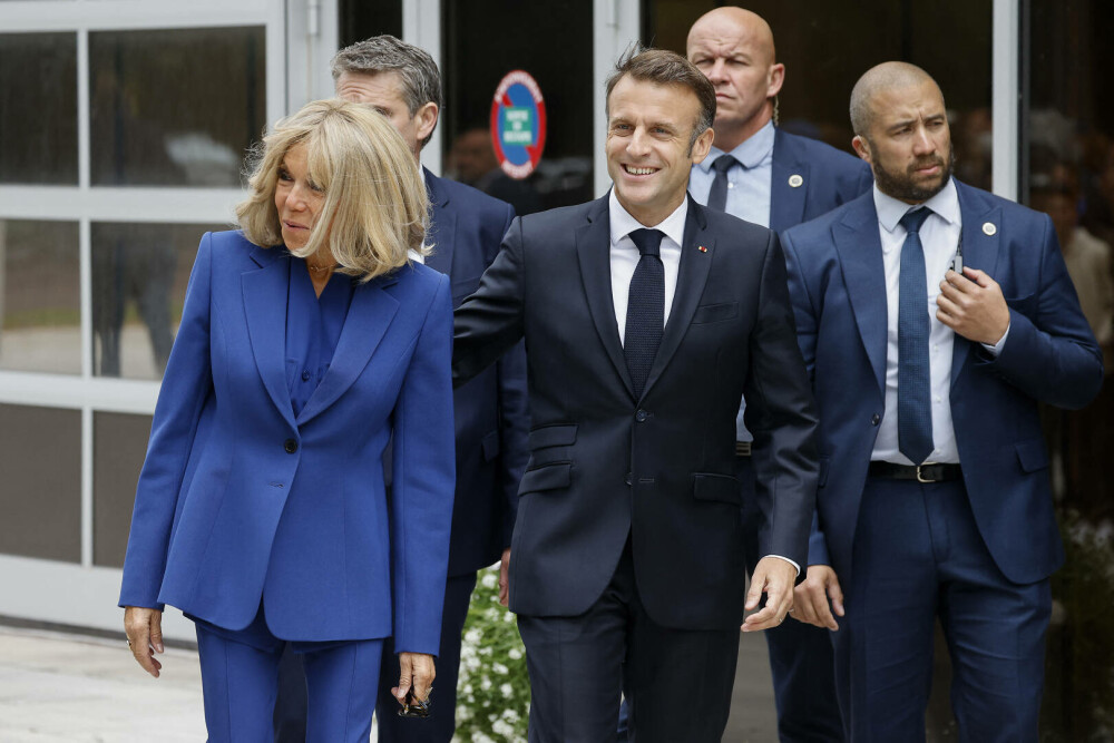 Emmanuel Macron a votat în turul doi al alegerilor legislative franceze, însoţit de Prima Doamnă Brigitte Macron. FOTO - Imaginea 3