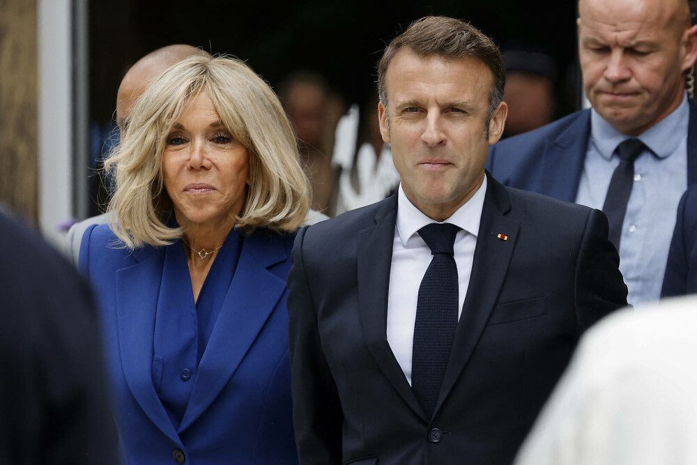 Emmanuel Macron a votat în turul doi al alegerilor legislative franceze, însoţit de Prima Doamnă Brigitte Macron. FOTO - Imaginea 4