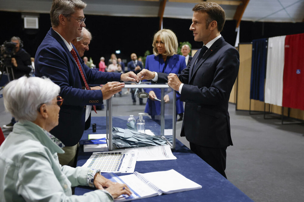 Emmanuel Macron a votat în turul doi al alegerilor legislative franceze, însoţit de Prima Doamnă Brigitte Macron. FOTO - Imaginea 5